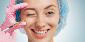 Mesotherpy under eyes featured image 1024x683 1 بهترین روش‌های رفع تیرگی دور چشم در کلینیک‌های زیبایی؛ از لیزر تا مزوتراپی